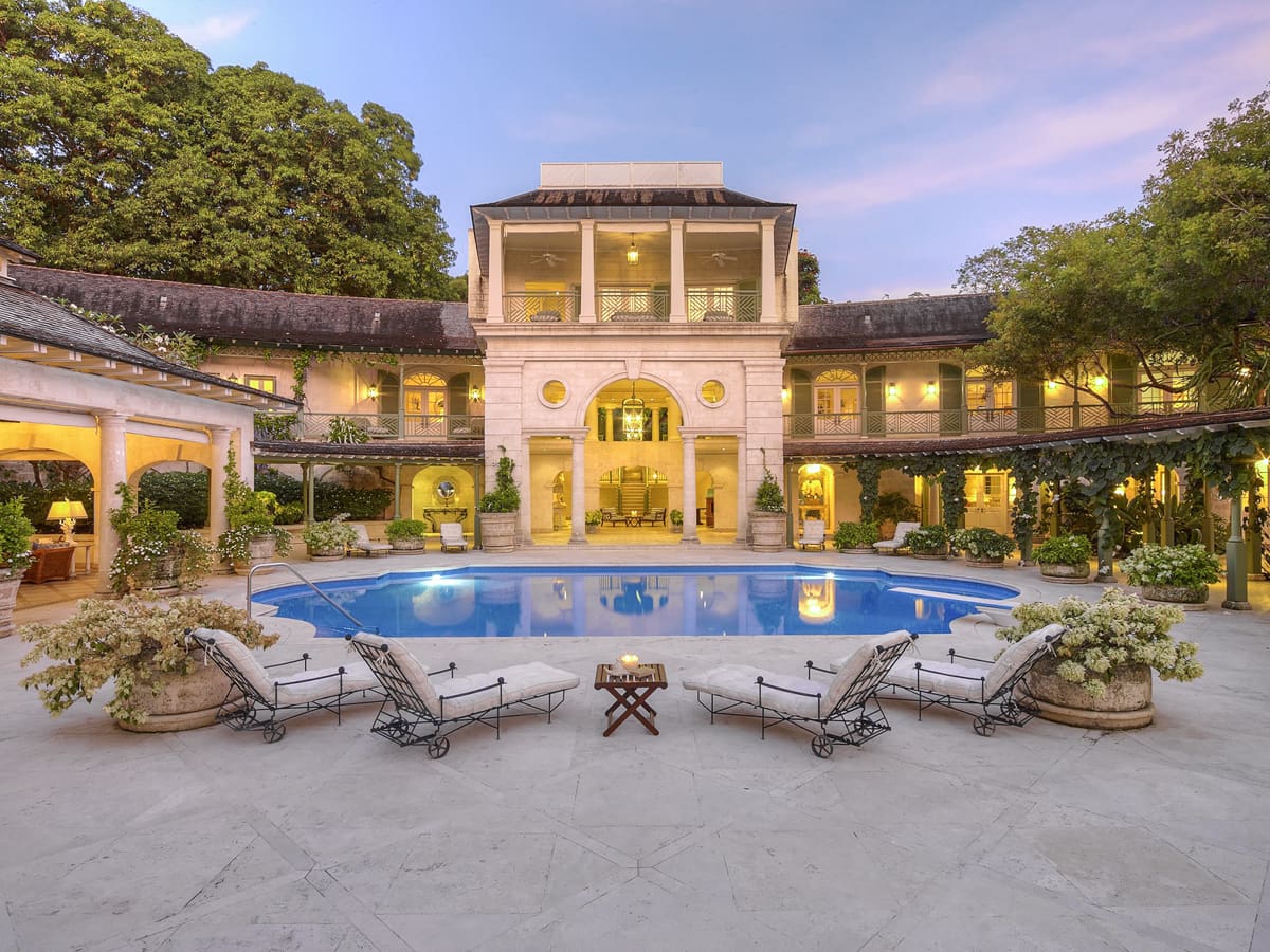 Luxury villas in Holetown