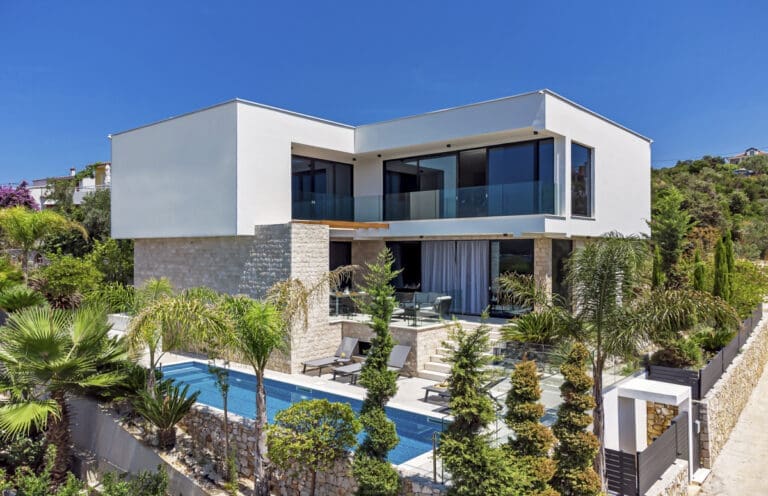 Villa Racquel | 3-Bedroom Villa with Private Pool in Stomorska