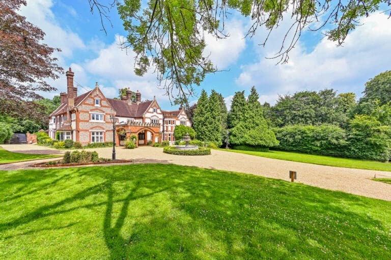 Riding Manor | 12-Bedroom Manor with Hot Tub in Lower Kingswood