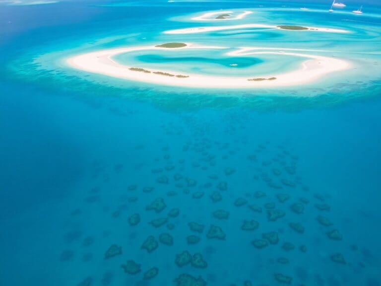 La Guida Definitiva ai Viaggi nelle Bahamas: Scopri l'Isola Hopping, Spiagge Stupende e Vibranti Barriere Coralline