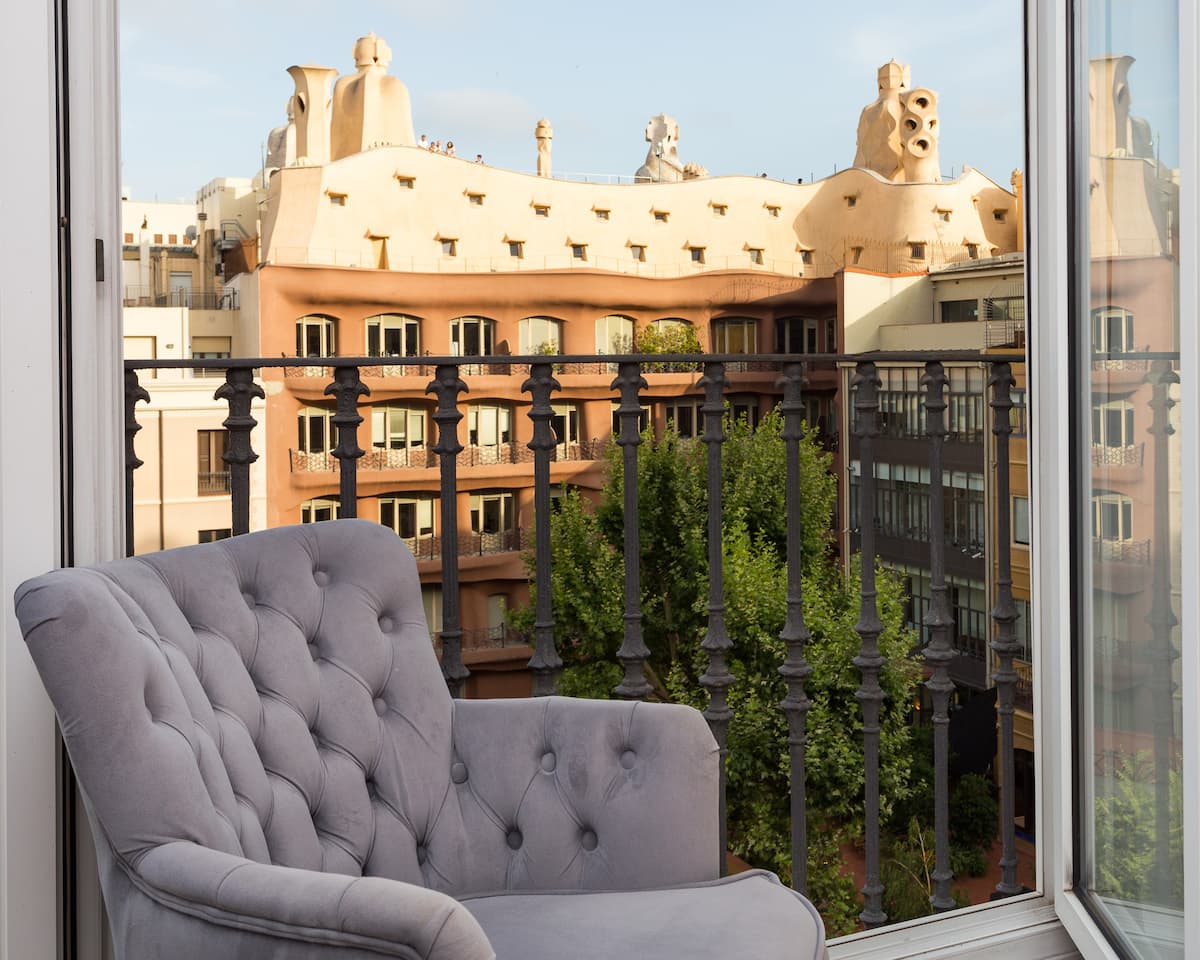 Casa Cerda Eixample: Spacious 6-Bedroom Apartment with Seaview – Eixample Barcelona