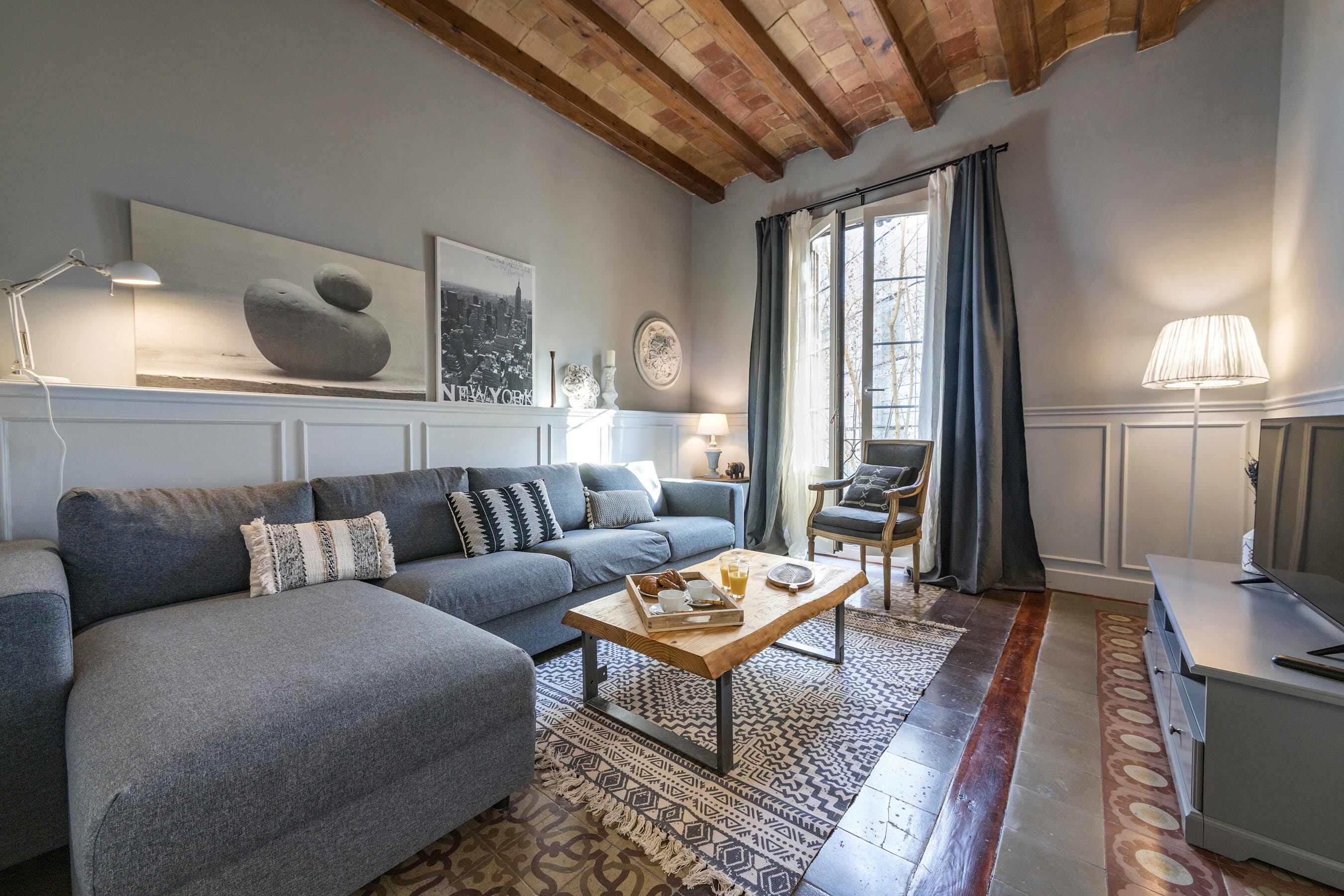 Villa Garbi Entenca Eixample: Stylish 3-Bedroom Apartment Rental with Seaview & Air-Con – Eixample Barcelona