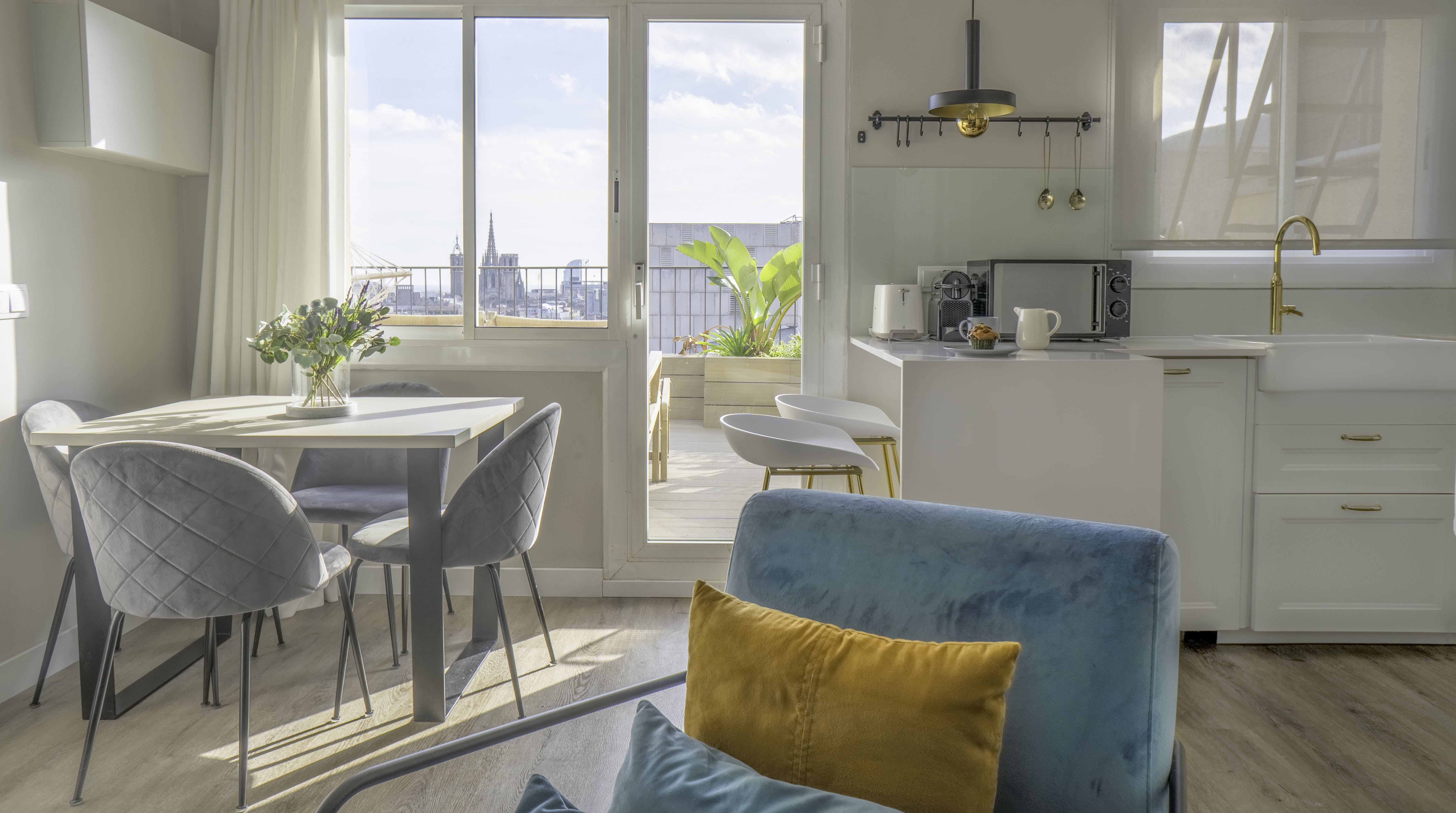 Villa Llevant Sagrada Eixample: Stylish 2-Bedroom Penthouse with Sea Views and Air-Con, Eixample Barcelona