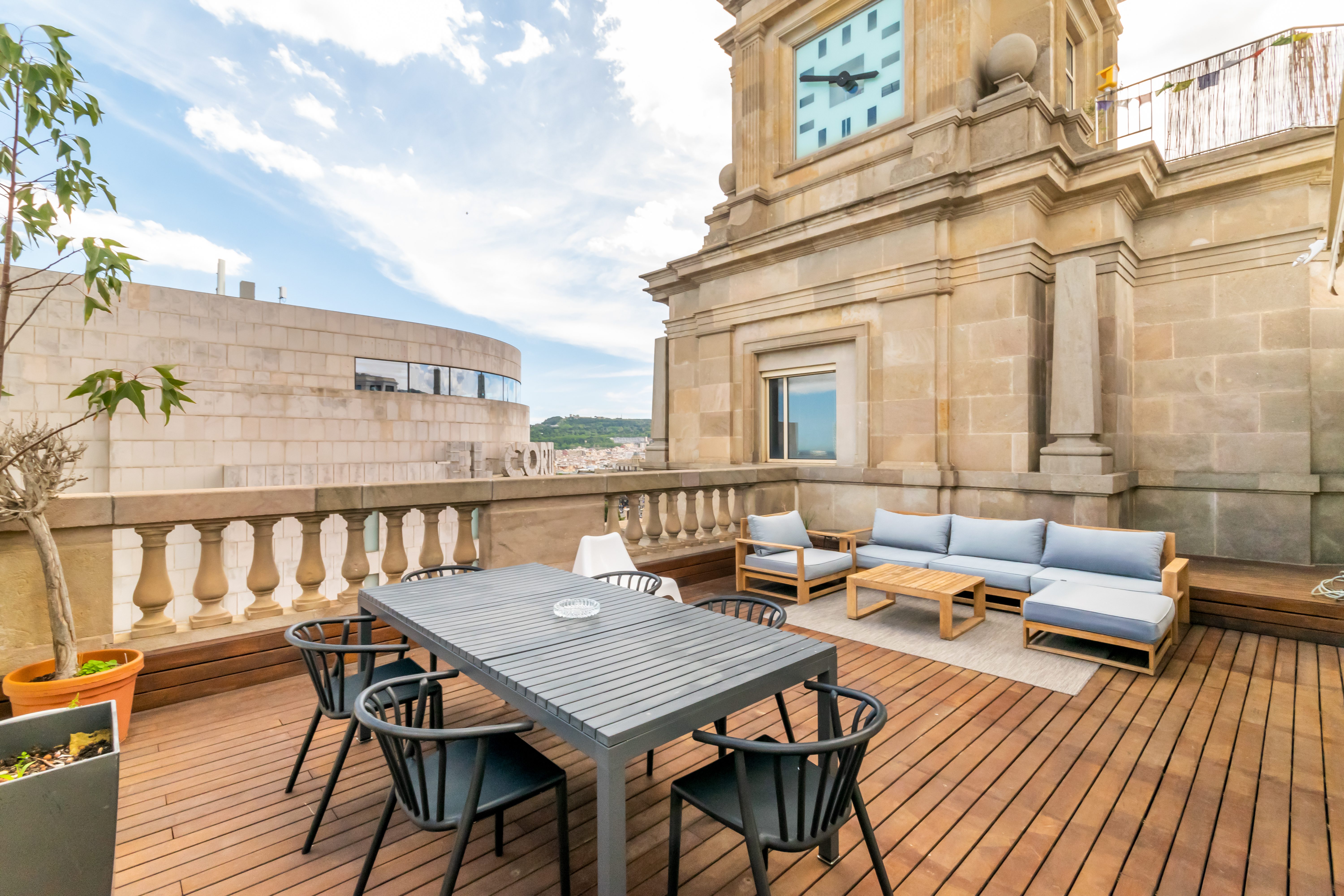 Casa Entenca Eixample: Stylish 2-Bedroom Penthouse Rental with Terrace & Seaview – Eixample Barcelona