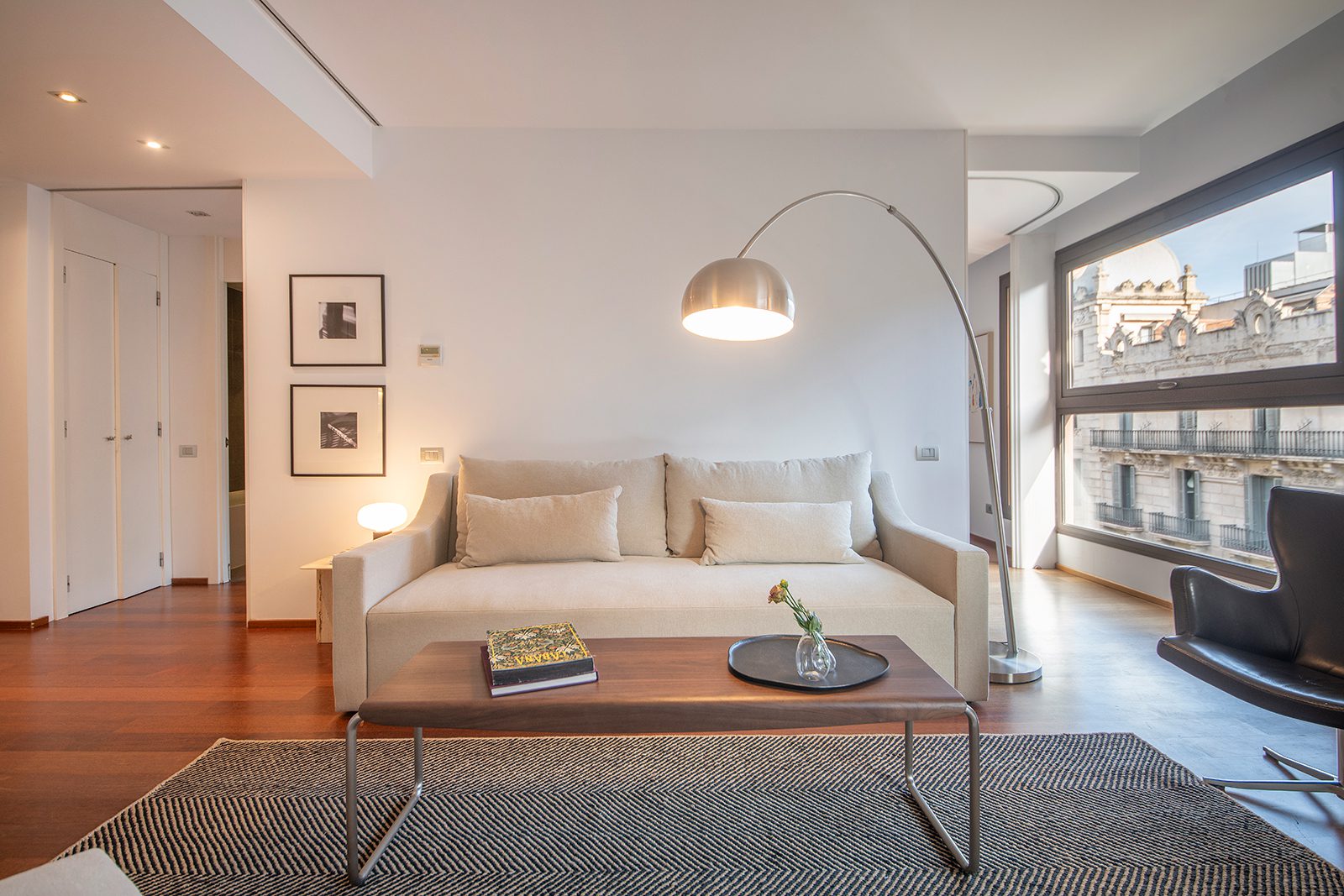 Casa Escoces Eixample: Chic 2-Bedroom Apartment with Air Conditioning in Eixample Barcelona