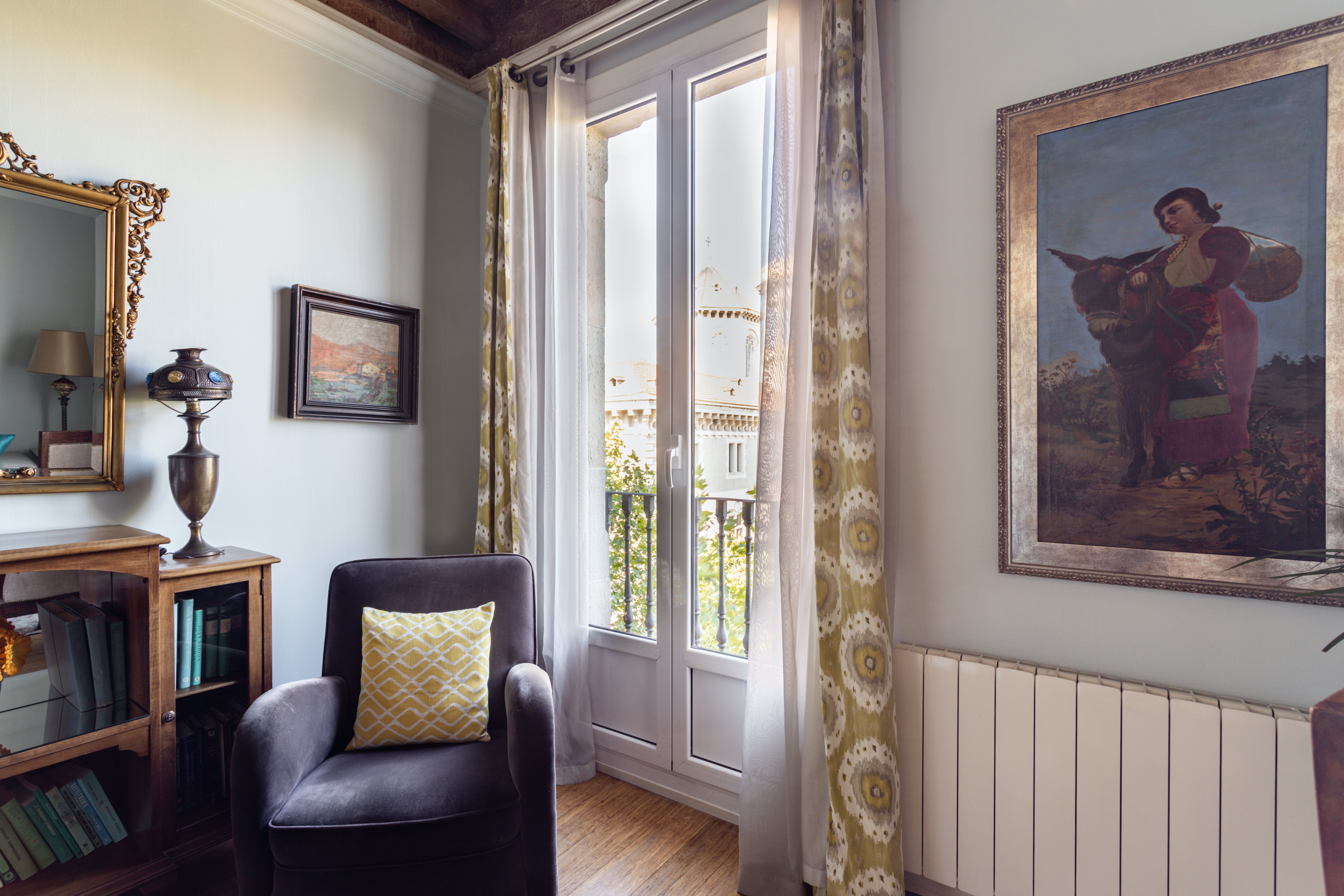 Villa Embat Galvany Eixample: Stylish 2-Bedroom Apartment with Seaview & Air-Con – Eixample Barcelona