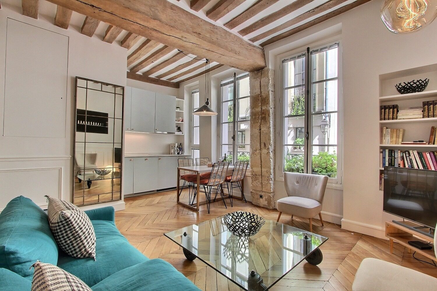 Villa Cers Pont des Arts Saint Germain des Pres – Odeon: Luxury 2-Bedroom Townhouse Rental with Air Conditioning, Saint Germain des Pres