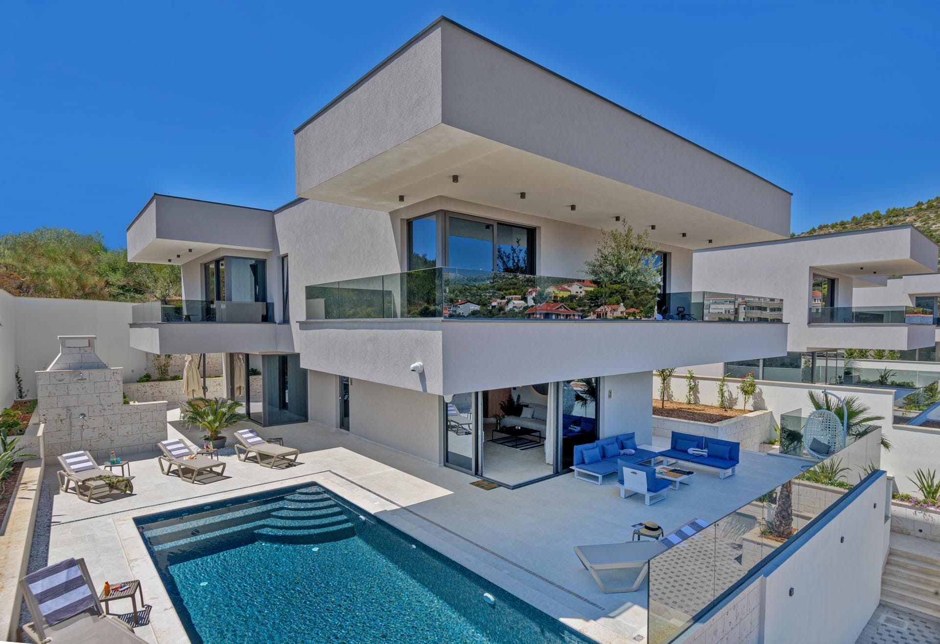 Kuca Jugo Split: Luxury 4-Bedroom Apartment with Seaview and Pool, Split