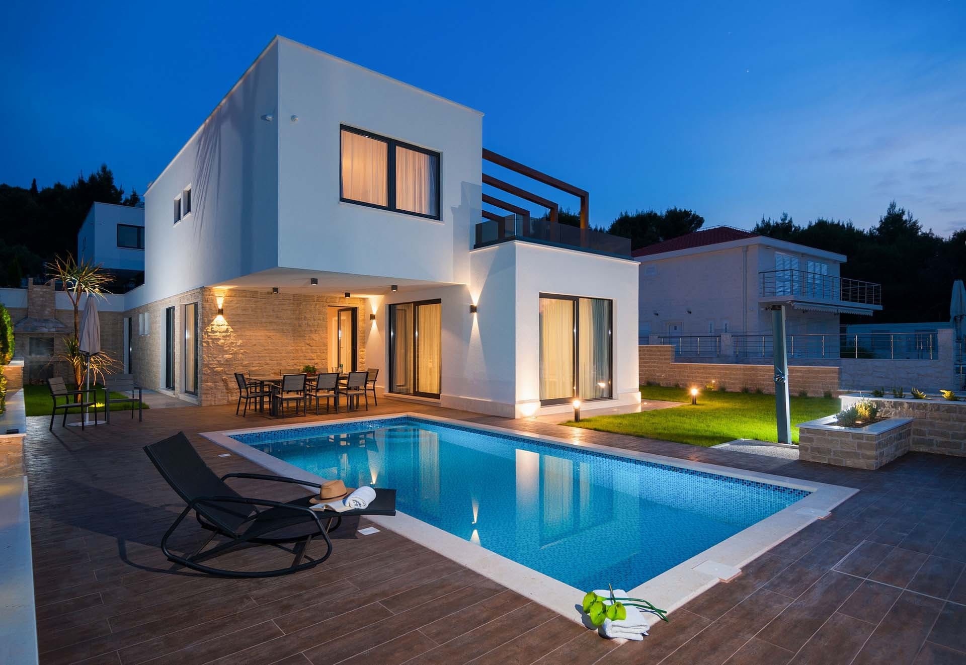 Kuca Safran Meje Split: Spacious 6-Bedroom Luxury Apartment with Seaviews and Pool, Split