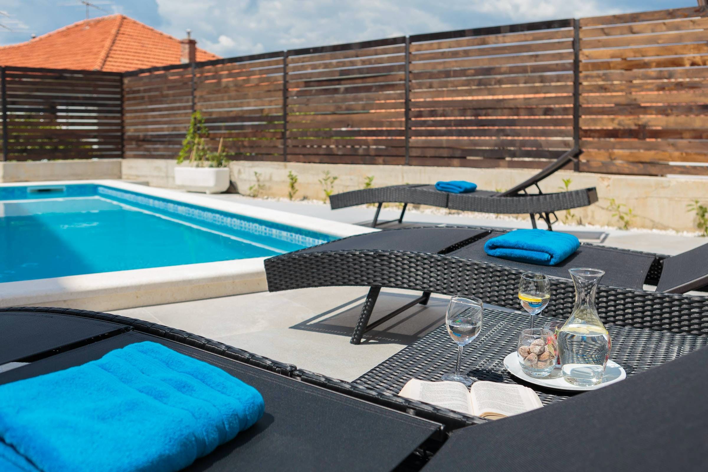 Kuca Safran Znjan Split: Luxury 4-Bedroom Apartment with Seaview and Pool, Split