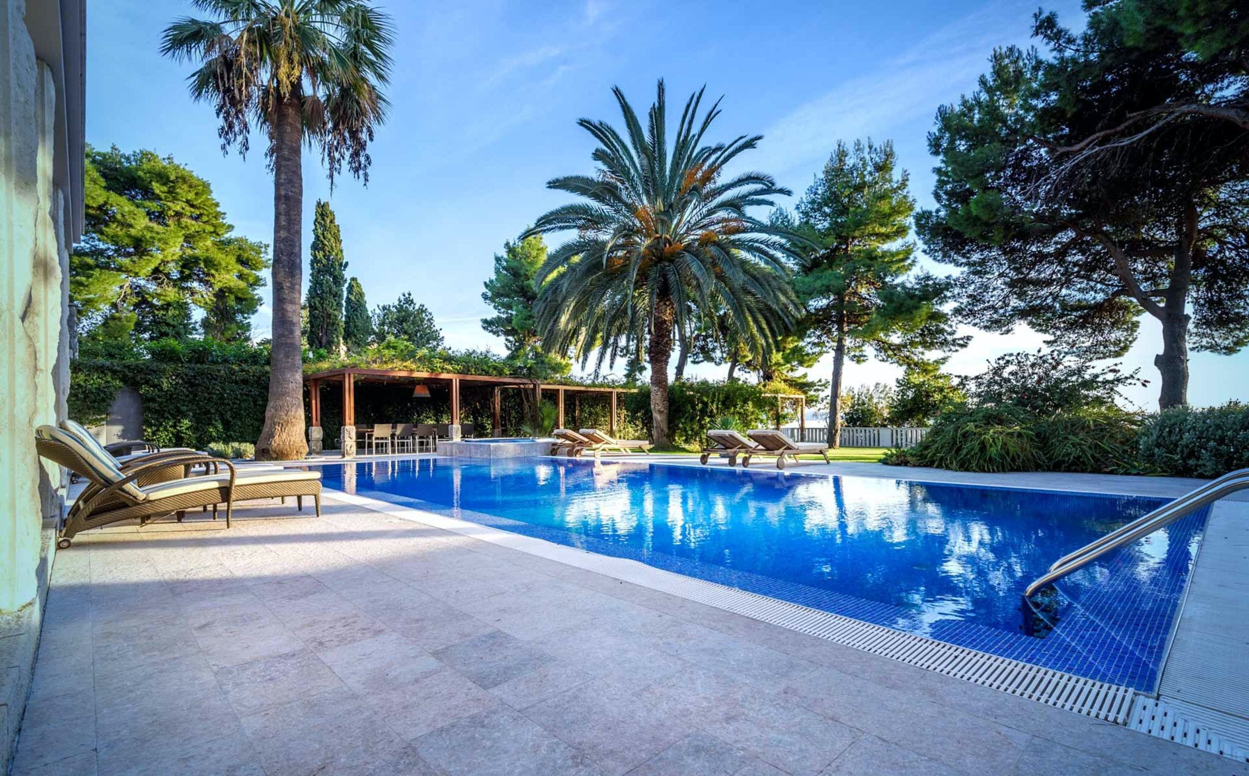 Kuca Lepota Meje Split: Spacious 5-Bedroom Luxury Apartment with Seaview and Pool, Split