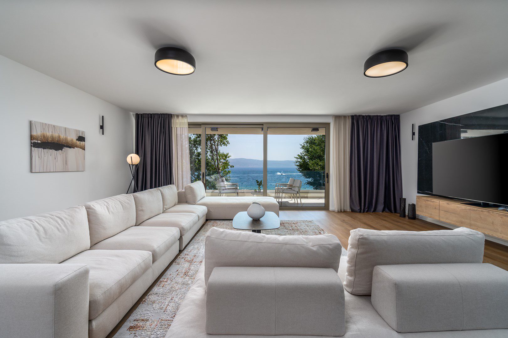 Kuca Kyanos Znjan Split: Luxury 7-Bedroom Apartment with Beachfront and Pool, Split
