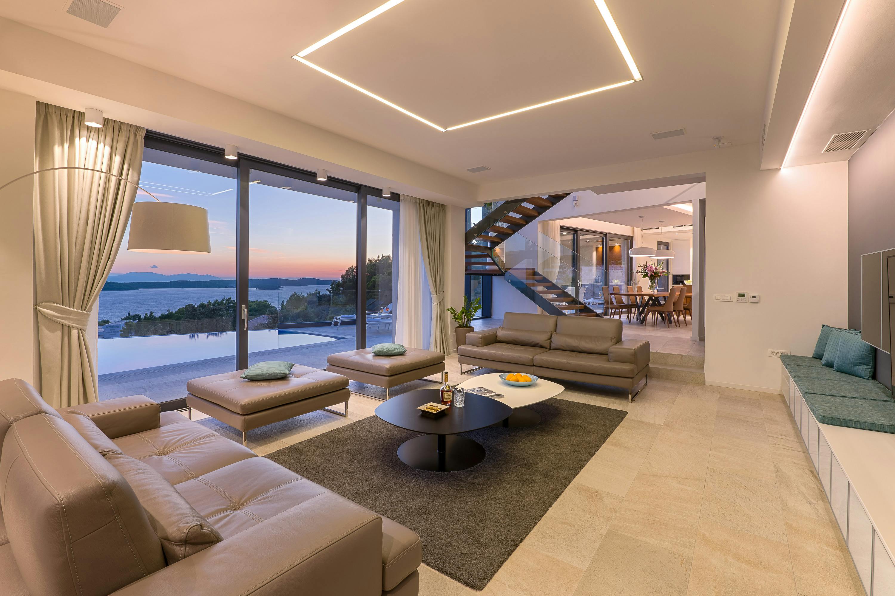 Kuca Borina Meje Split: Luxury 4-Bedroom Apartment with Seaview and Hot Tub, Split