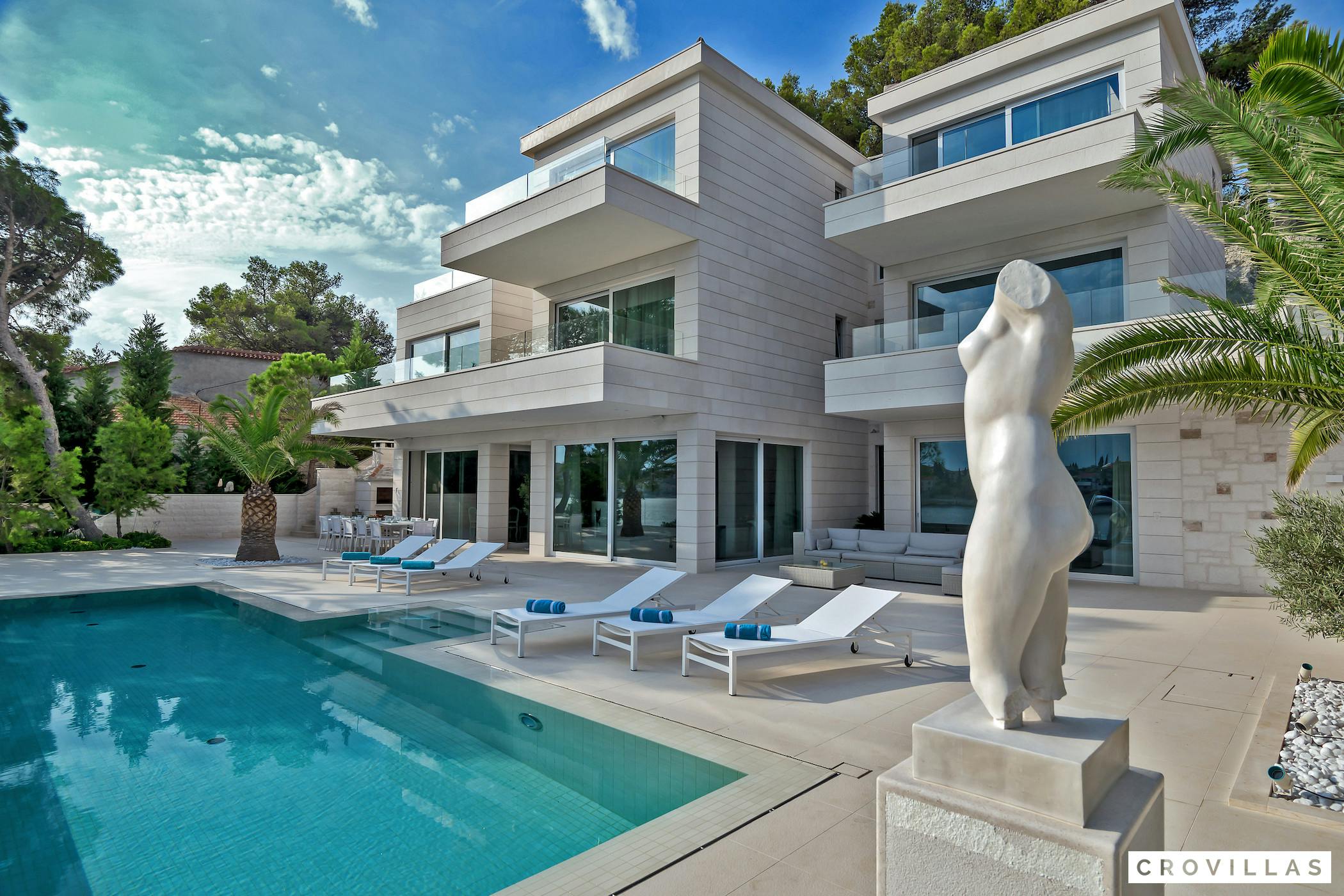 Kuca Chrysos Znjan Split: Luxury 6-Bedroom Apartment with Infinity Pool and Seaview, Split