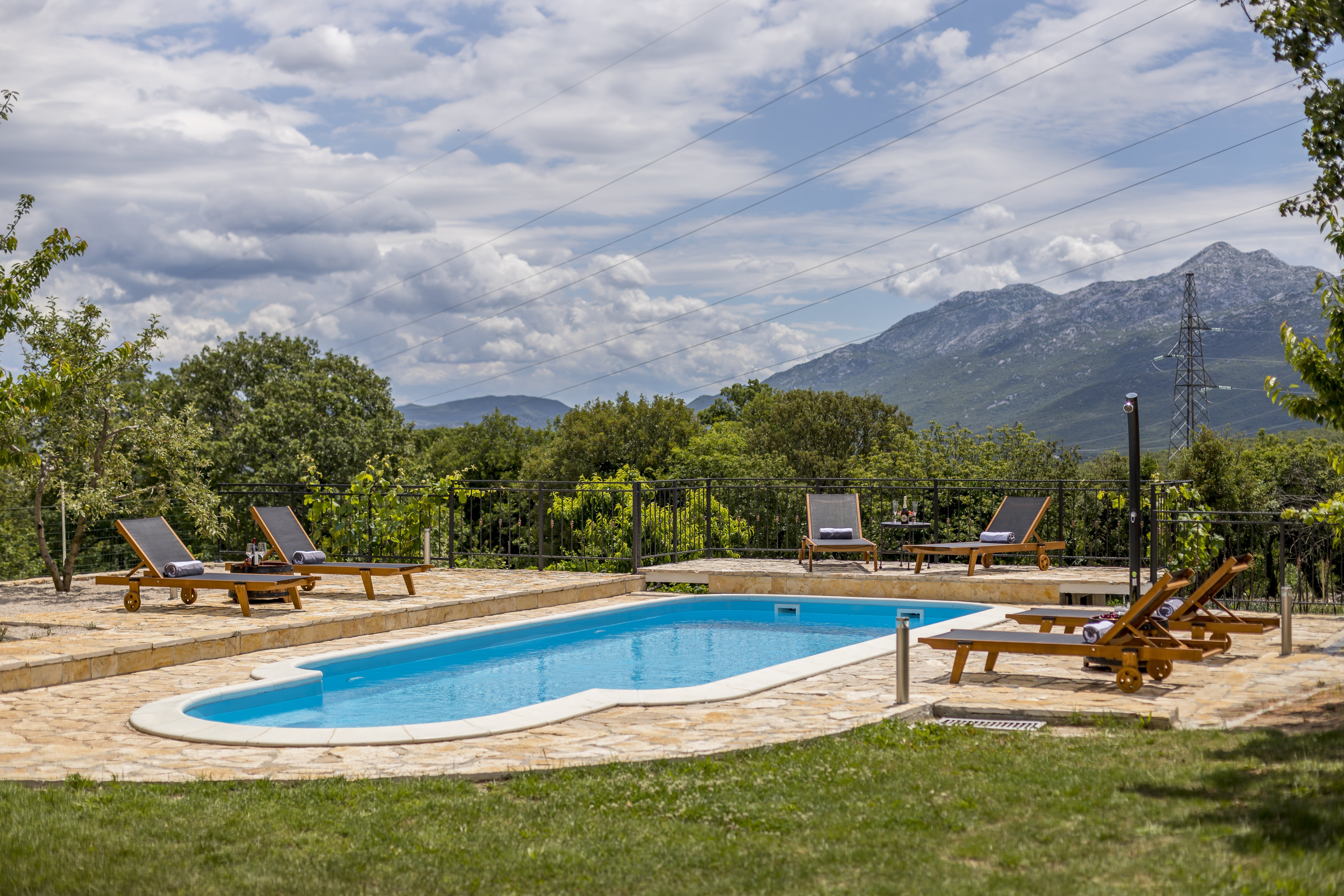 Kuca Lysias Kastelet Split: Spacious 3-Bedroom Apartment Rental with Pool and Sea Views, Split