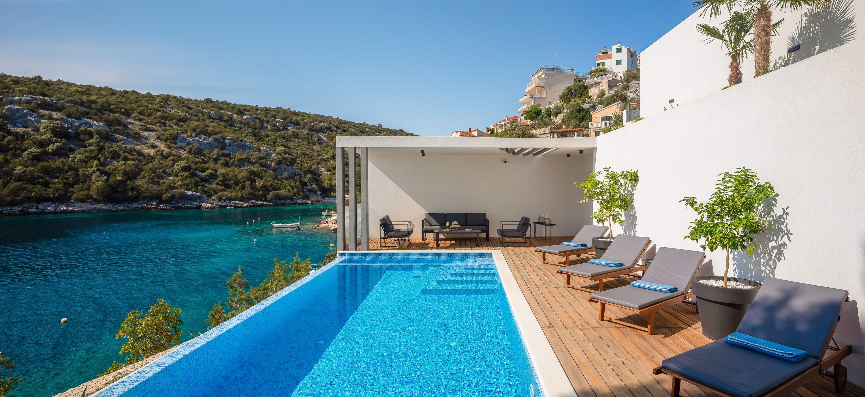 Kuca Ponente Znjan Split: Luxury 4-Bedroom Apartment with Seaview and Pool, Split