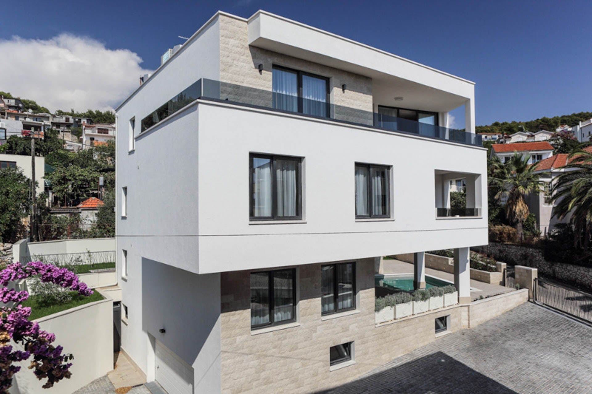 Kuca Safran Kuzelj Split: Spacious 7-Bedroom Apartment with Sea View and Pool, Split