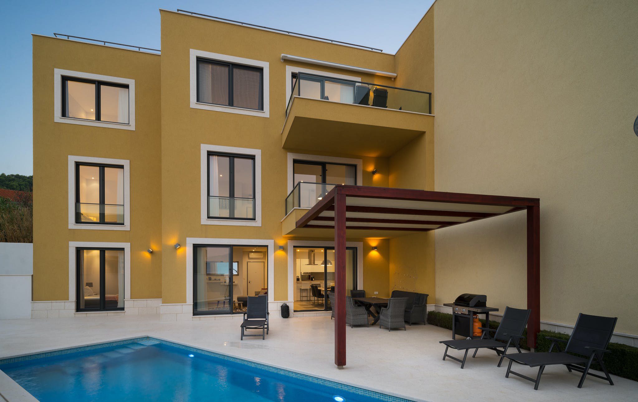 Kuca Lefki Kamen Mali Split: Spacious 6-Bedroom Apartment with Seaview and Pool, Split