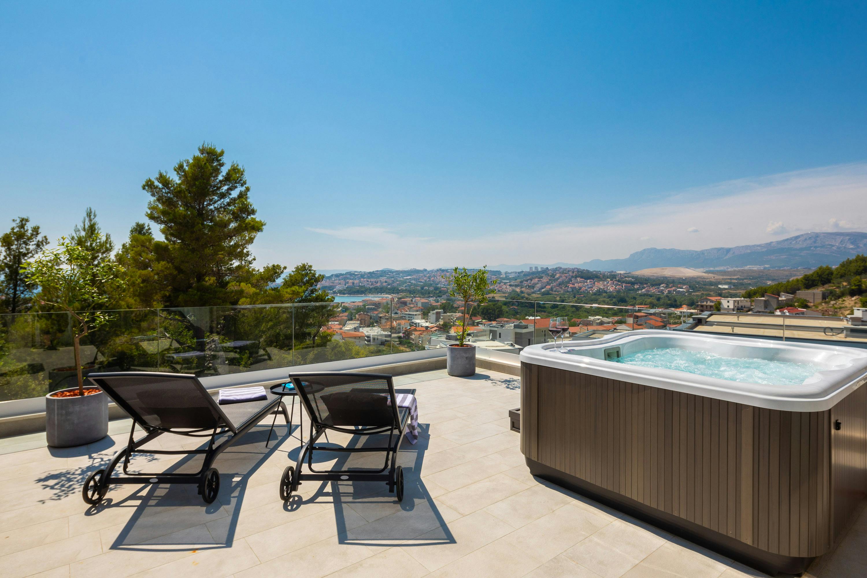 Kuca Safran Duilovo Split: Spacious 5-Bedroom Villa with Seaview and Pool, Split