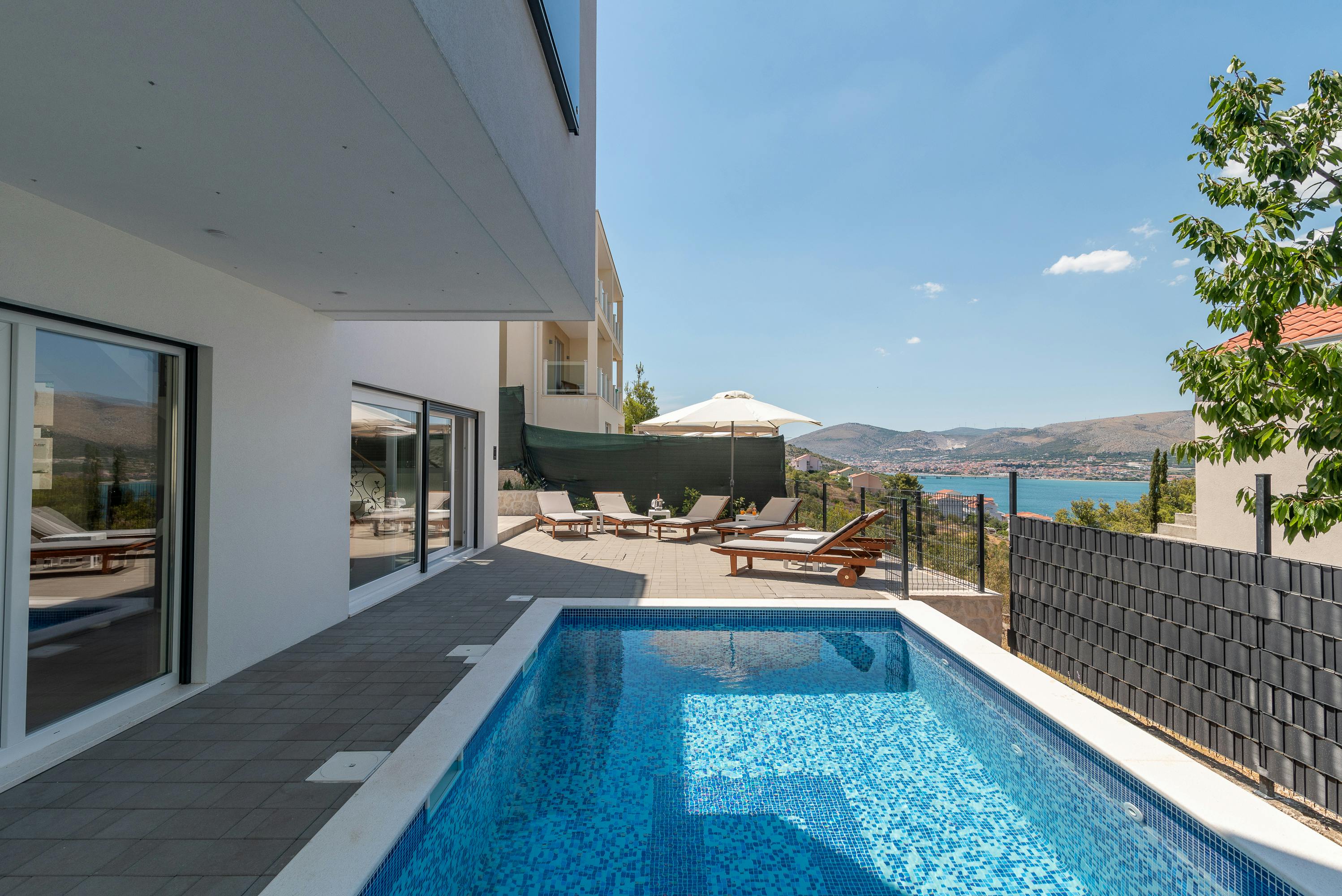 Kuca Safran Katalinic Split: Luxury 4-Bedroom Villa with Sea Views and Pool, Split