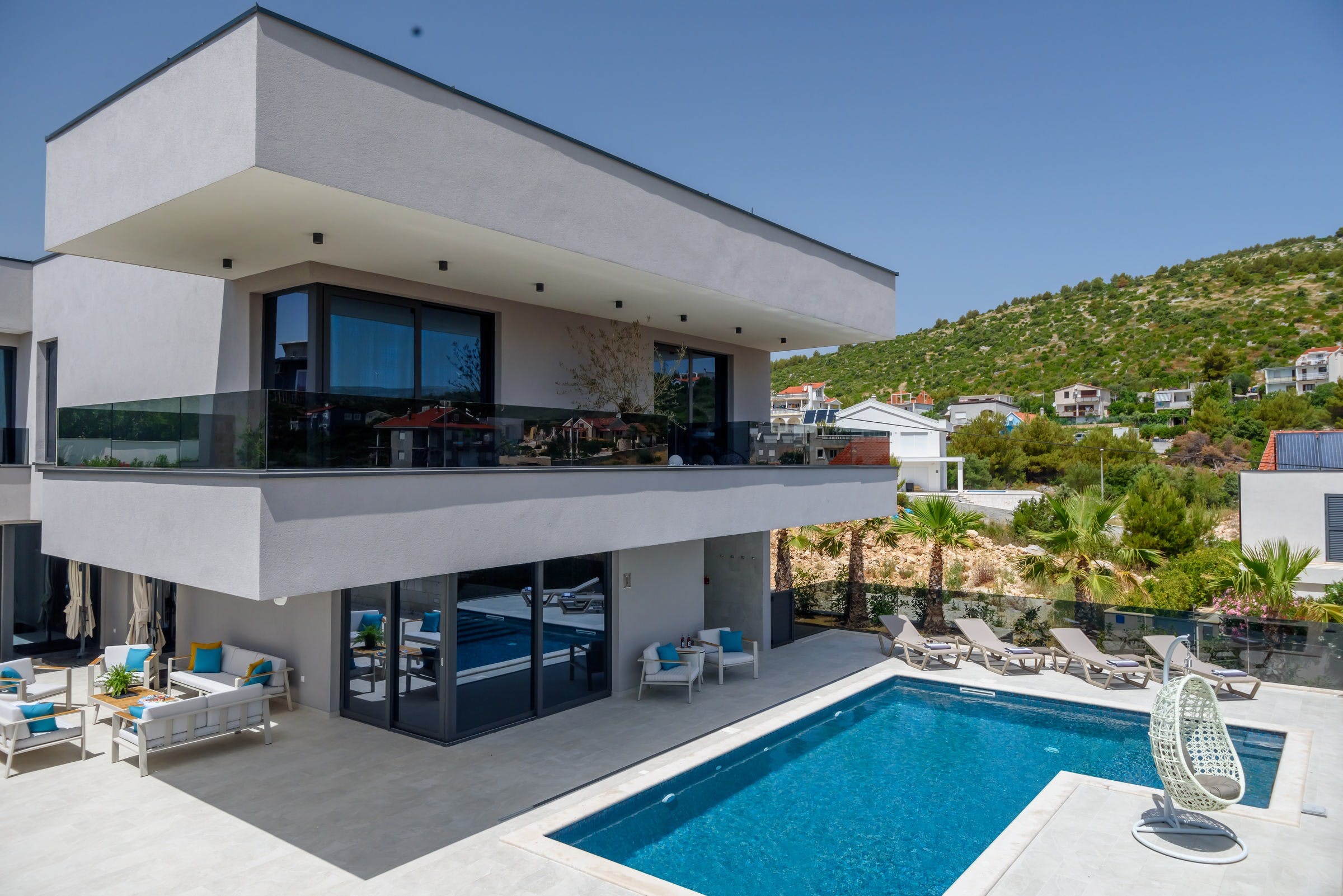 Kuca Boreas Gripe Split: 4-Bedroom Luxury Apartment with Sea Views and Pool, Split