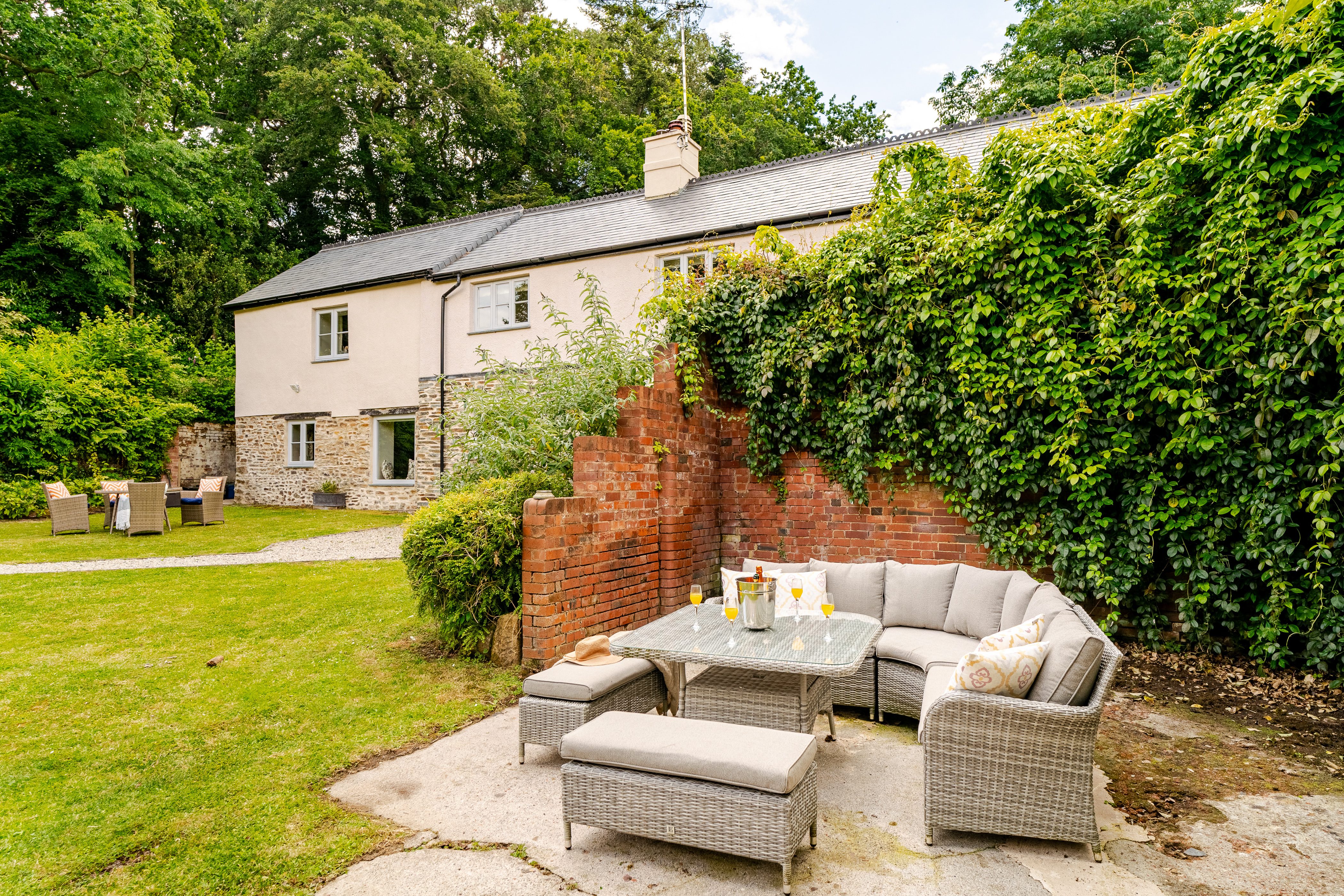 Cottage Helm Hawkridge Exeter: Charming 3-Bedroom Holiday Cottage with Tennis Court and Private Parking, Exeter