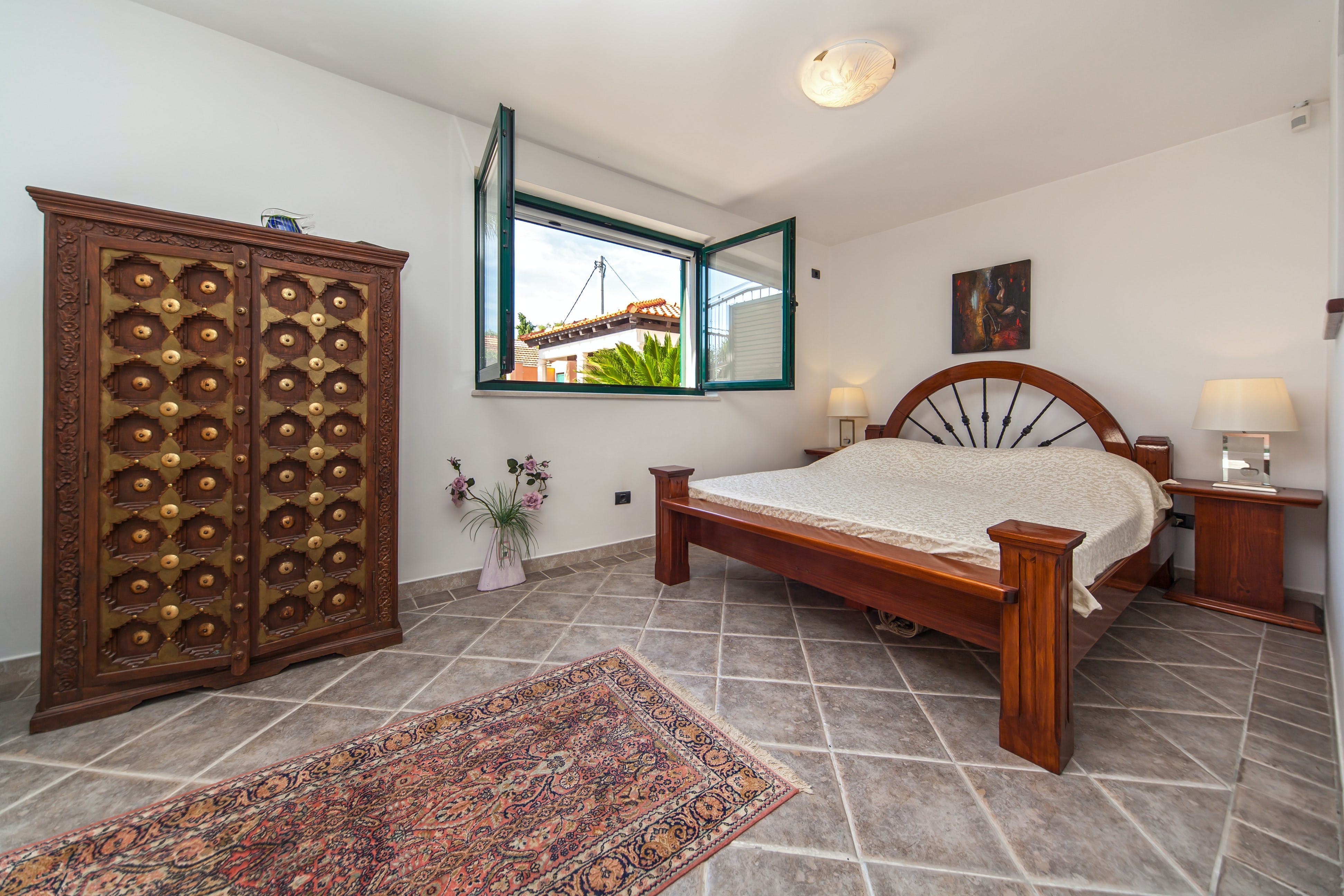 Kuca Libeccio Sustipan Split: Luxury 3-Bedroom Villa with Private Pool and Sea Views, Split